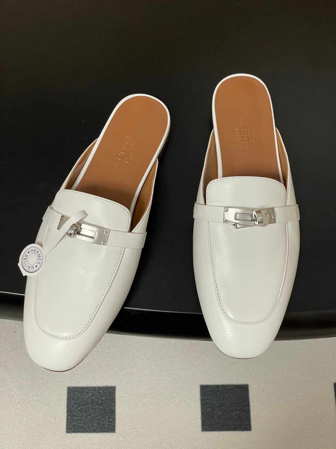 Hermès Oz mules in white calfskin leather with a palladium-plated Kelly buckle