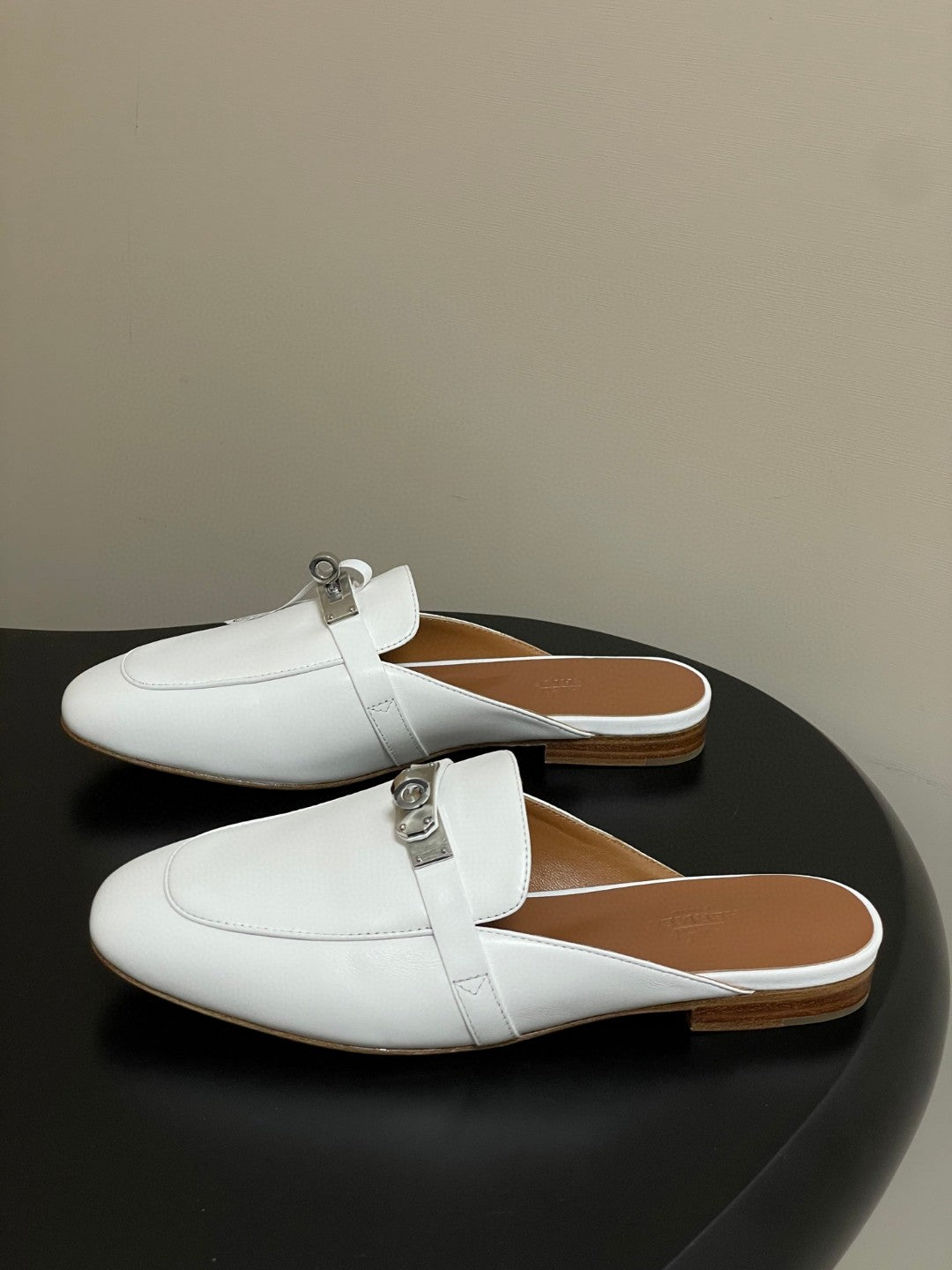 Hermès Oz mules in white calfskin leather with a palladium-plated Kelly buckle