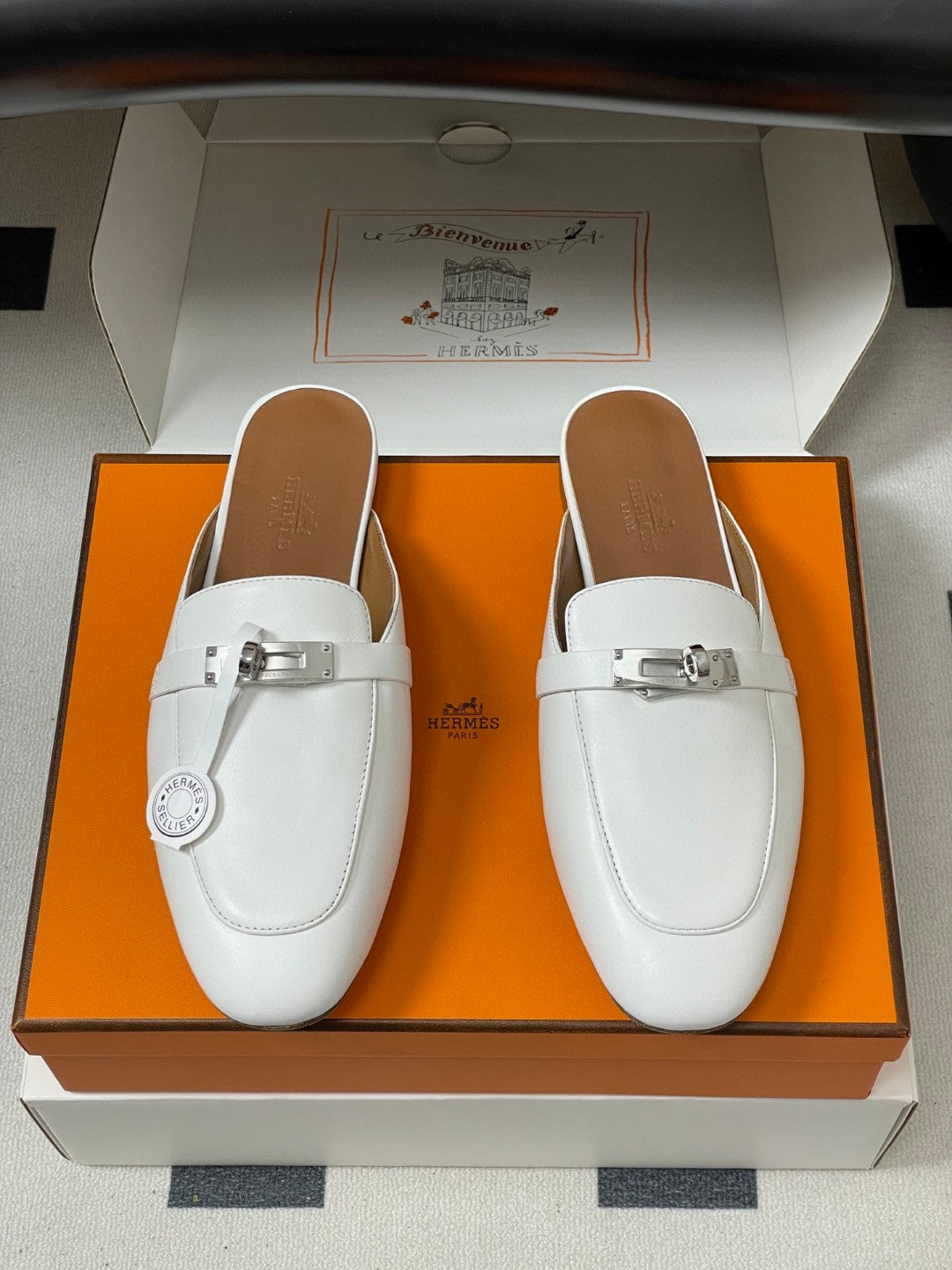 Hermès Oz mules in white calfskin leather with a palladium-plated Kelly buckle