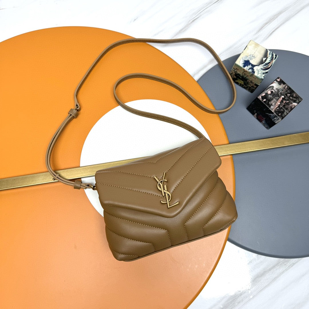 Saint Laurent Toy Loulou shoulder bag in black quilted lambskin leather